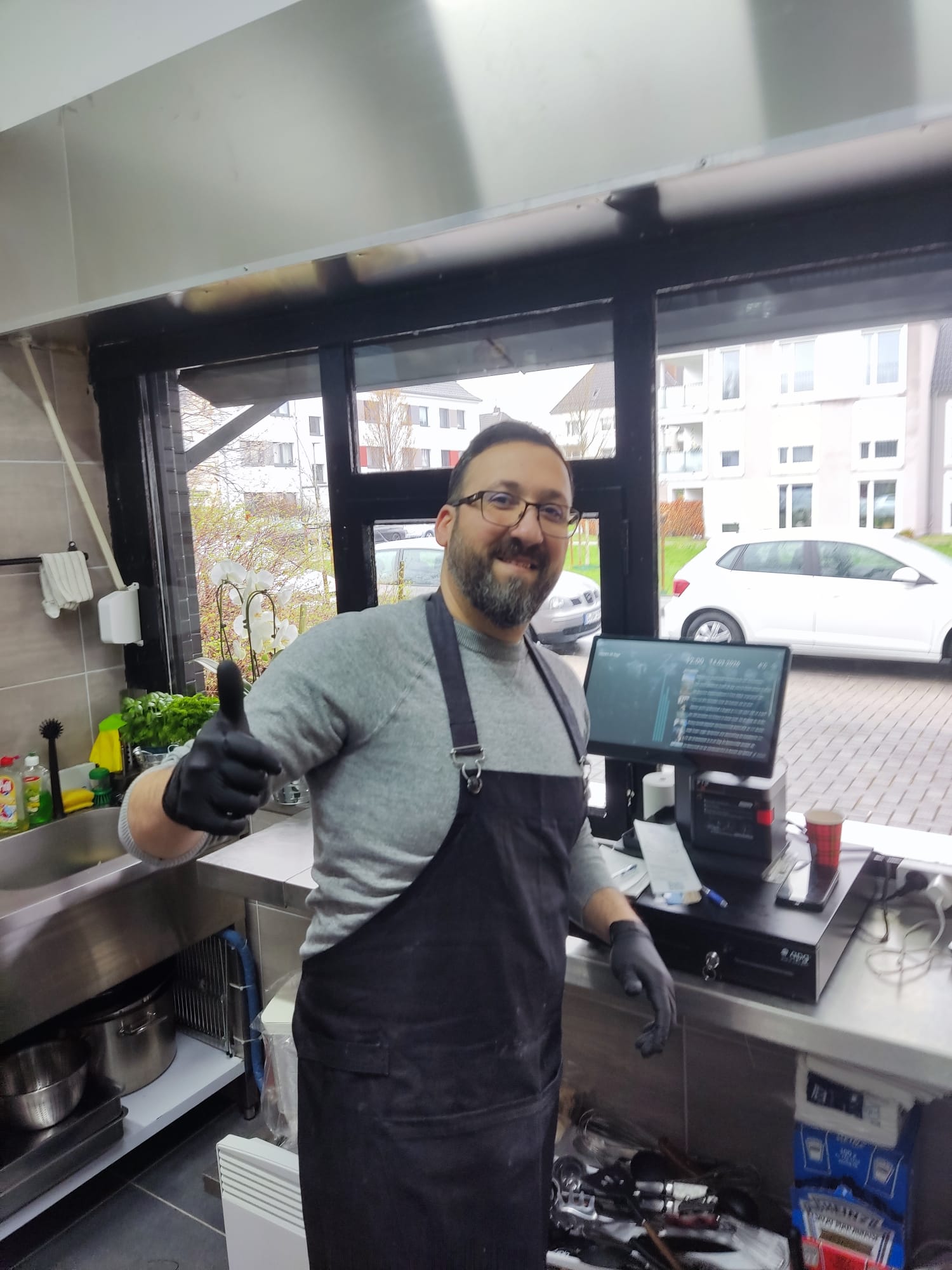 Inhaber Yas Vollkornpizza mit PTM Kassensystem